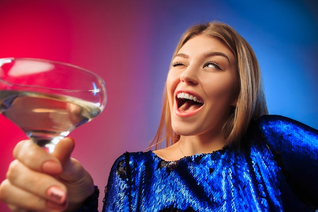 mujer joven feliz. Cara linda mujer emocional.