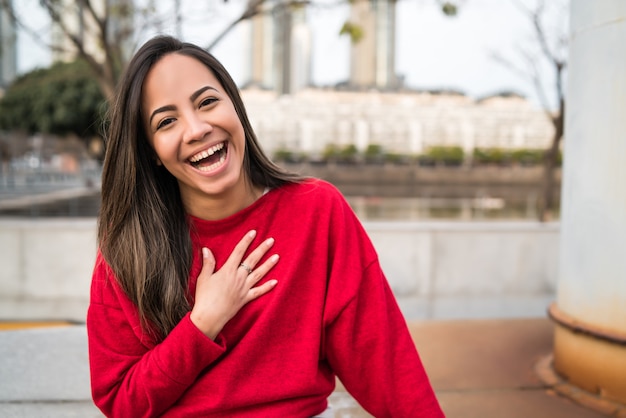 Mujer joven feliz y emocionada.