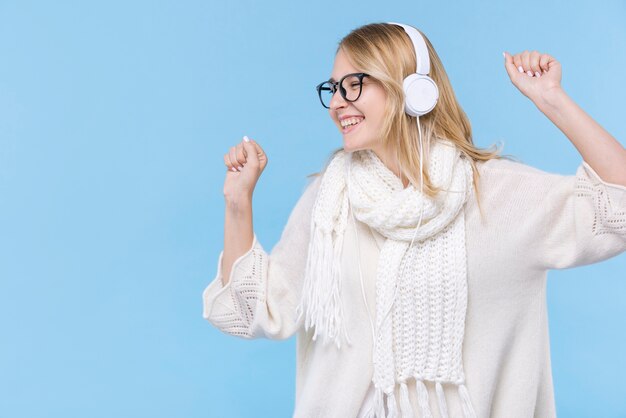 Mujer joven feliz escuchando música