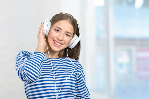 Mujer joven feliz escuchando música