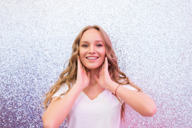 Mujer joven feliz obteniendo nuevo corte de pelo por peluquero en salón en salón