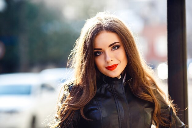 Mujer joven feliz con pintalabios rojo