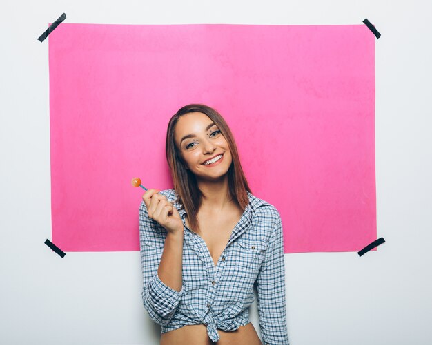 Mujer joven feliz con piruleta