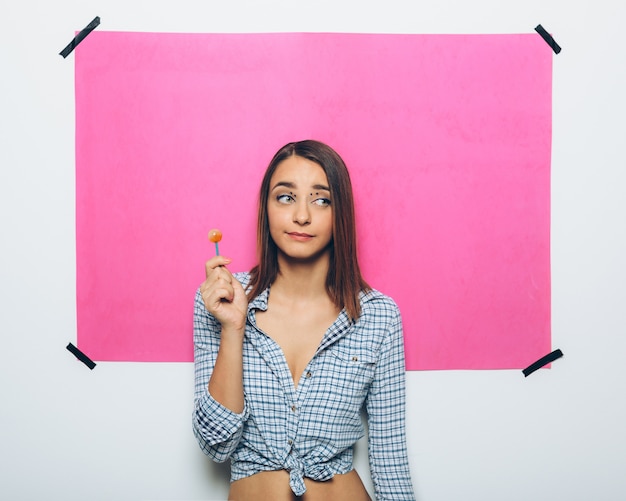 Mujer joven feliz con piruleta