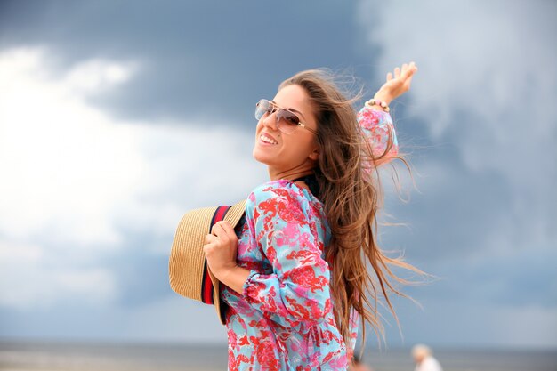 Mujer joven y feliz en la playa