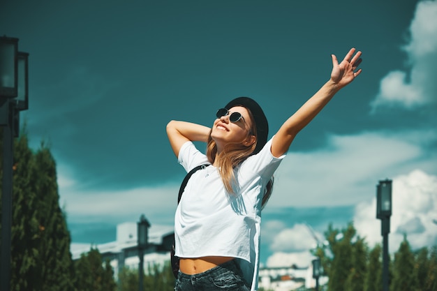 Mujer joven feliz que disfruta de vacaciones