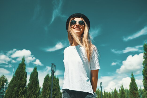 Mujer joven feliz que disfruta de vacaciones