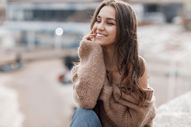 mujer joven feliz en ropa acogedora al aire libre