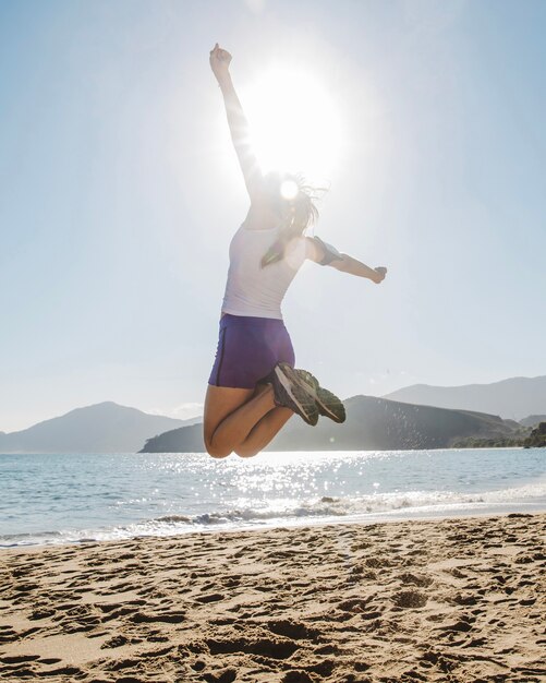 Mujer joven y feliz saltando