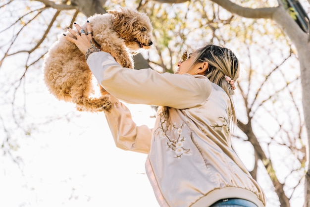 Mujer joven feliz con su perro