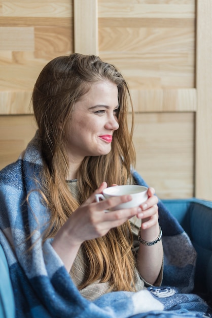 Foto gratuita mujer joven feliz con taza de té