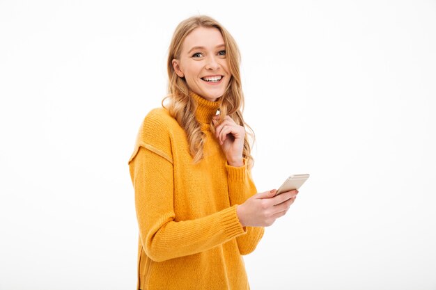 Mujer joven feliz con teléfono móvil.