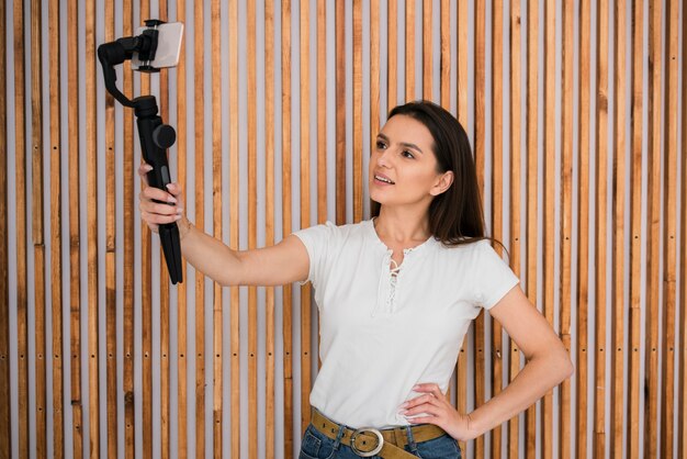 Mujer joven filmando un video