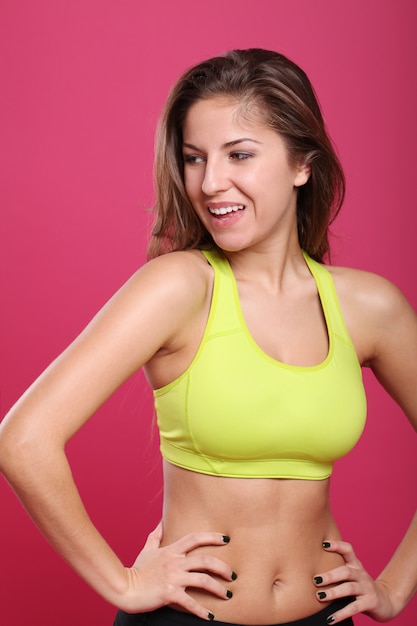 Mujer joven y fitness en rosa