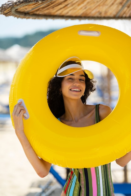 mujer joven, con, flotadores, por la playa