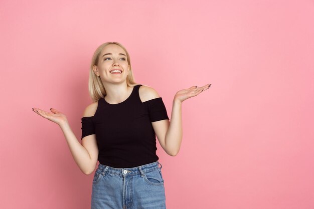 mujer joven, en, fondo rosa, copyspace