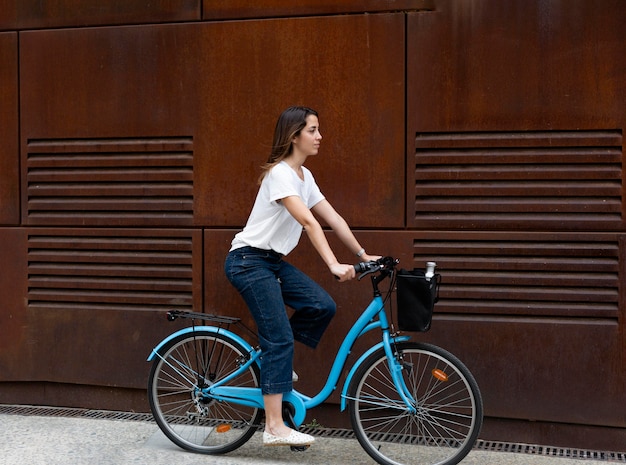 Foto gratuita mujer joven con una forma ecológica de transporte