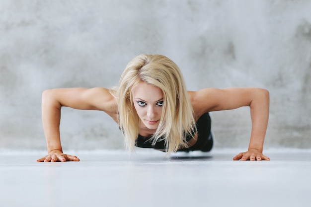 Mujer joven en forma en la formación de ropa deportiva