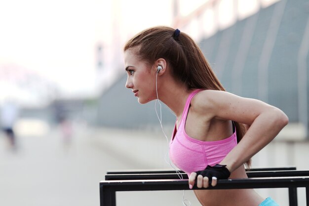 Mujer joven, formación, aire libre