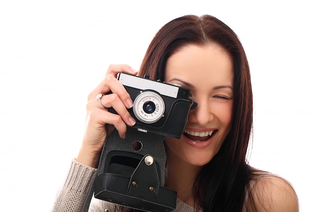 Mujer joven fotógrafo con cámara analógica vintage
