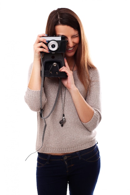 Mujer joven fotógrafo con cámara analógica vintage