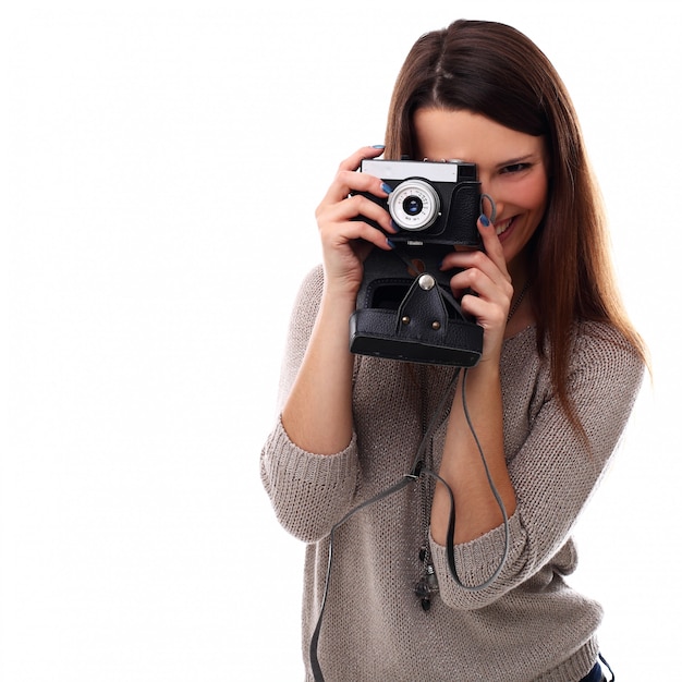 Mujer joven fotógrafo con cámara analógica vintage