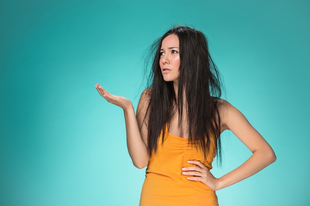 Mujer joven frustrada con un mal cabello