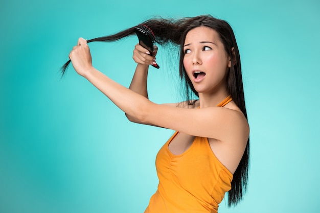 Foto gratuita mujer joven frustrada que tiene un mal cabello