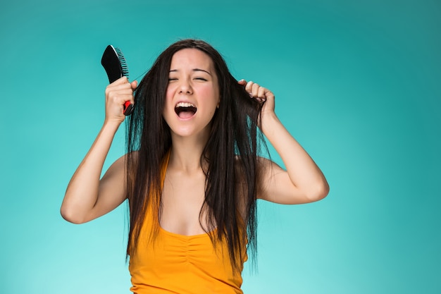 Mujer joven frustrada que tiene un mal cabello