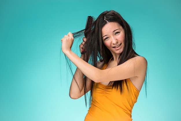 Mujer joven frustrada que tiene un mal cabello