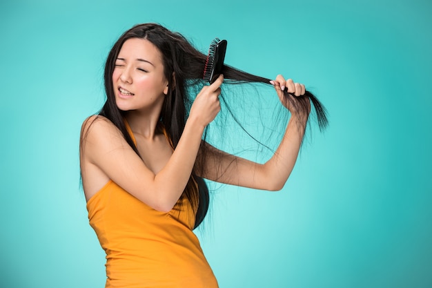 Foto gratuita mujer joven frustrada que tiene un mal cabello