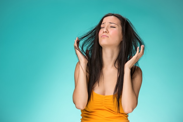 Foto gratuita mujer joven frustrada que tiene un mal cabello