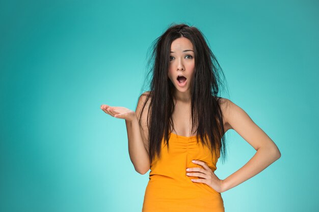 Mujer joven frustrada que tiene un mal cabello