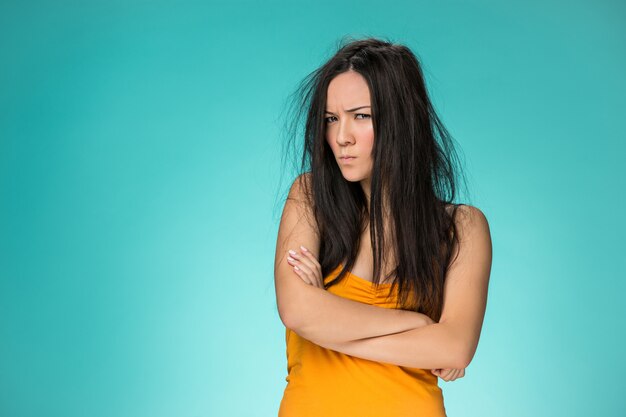 Mujer joven frustrada que tiene un mal cabello