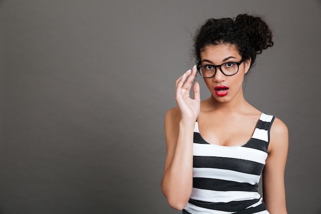 Mujer joven con gafas y camisa a rayas