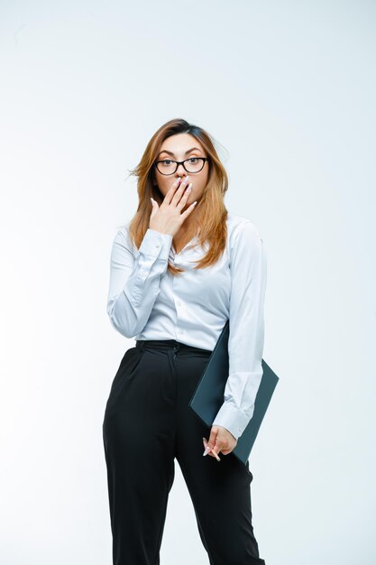 Mujer joven con gafas mirando asombrado