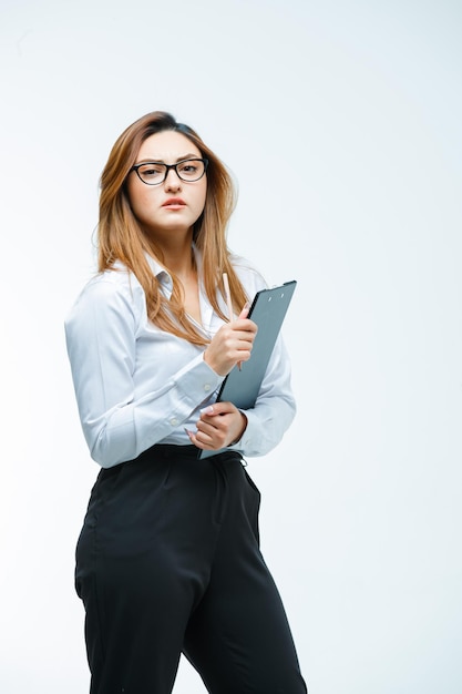 Mujer joven con gafas posando con portapapeles