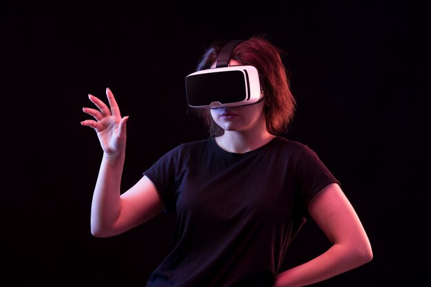 Mujer joven con gafas de realidad virtual