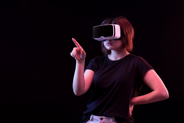 Mujer joven con gafas de realidad virtual