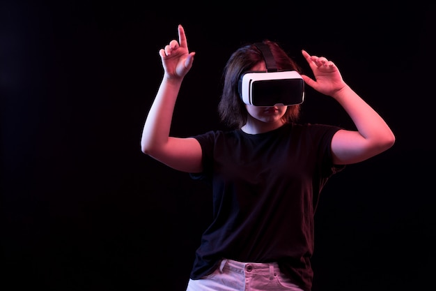 Mujer joven con gafas de realidad virtual