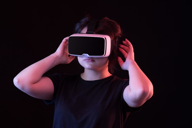 Mujer joven con gafas de realidad virtual