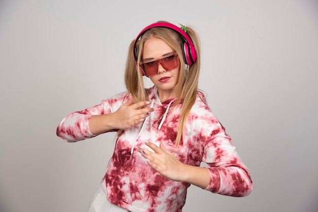 La mujer joven con gafas rosas está lista para la pelea.