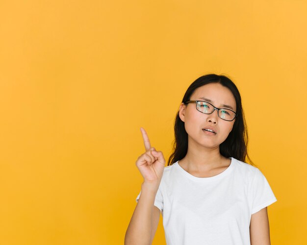 Mujer joven con gafas siendo mandona