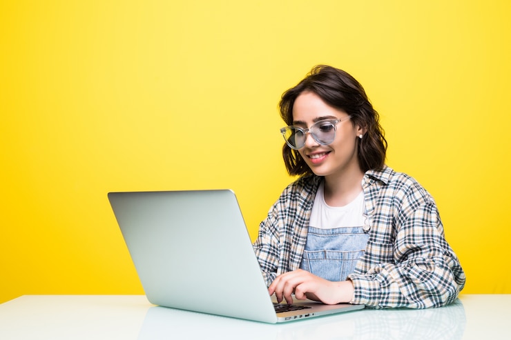 Foto gratuito mujer joven con gafas de sol con portátil. concepto de compras por internet