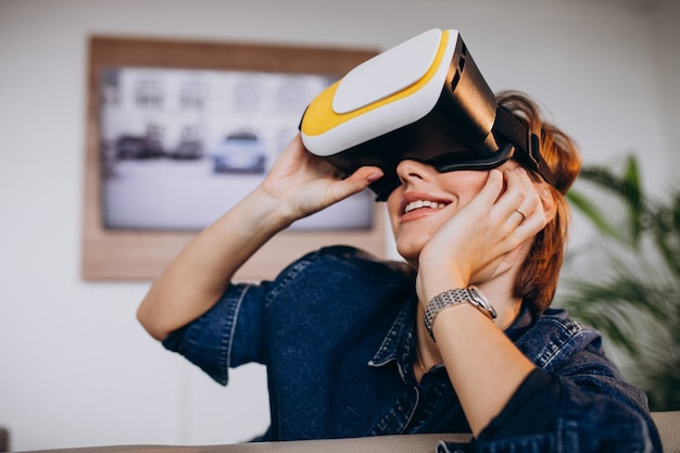 Mujer joven con gafas vr y viendo un juego virtual