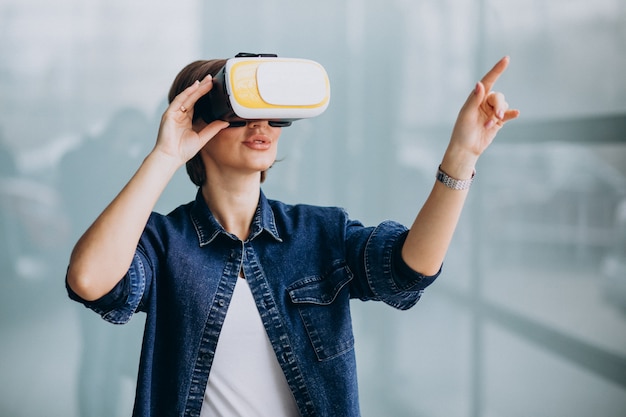 Mujer joven con gafas vr