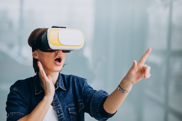 Mujer joven con gafas vr