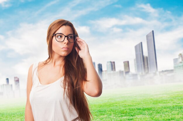 mujer joven de gafas.