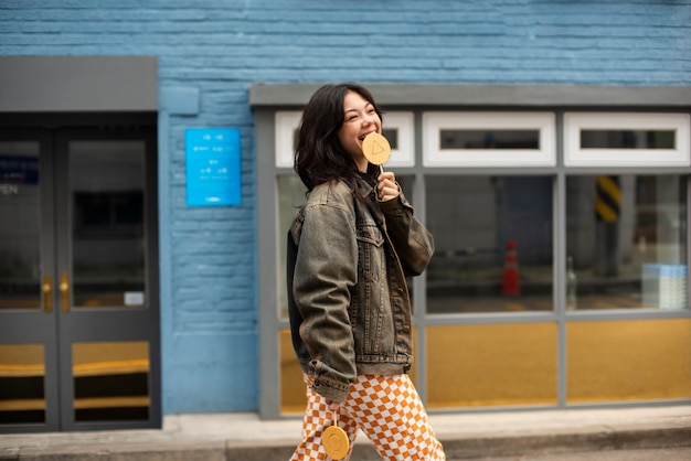 Mujer joven con galleta dalgona