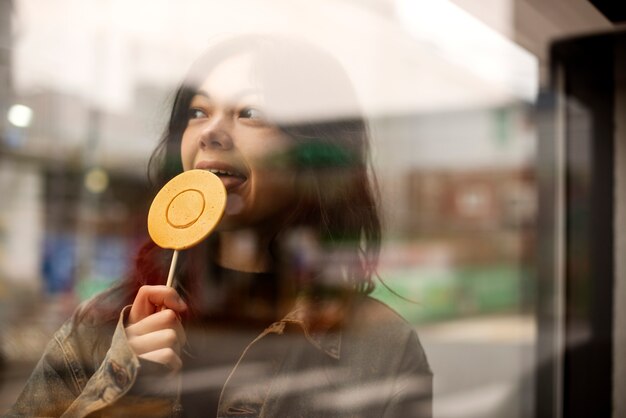 Mujer joven con galleta dalgona